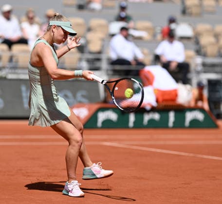 2026 French Open, Roland-Garros - Day 2 PARIS, FRANCE - MAY 25: Emerson Jones of Australia in action against Iga Swiatek (not seen) of Poland during the Women s Singles first round match on Day Two of the 2026 French Open at Roland Garros Stadium on May 25, 2026 in Paris, France. Mustafa Yalcin Anadolu Paris France. Editorial use only. Please get in touch for any other usage.  Copyright: x2026xAnadoluxMustafaxYalcinx