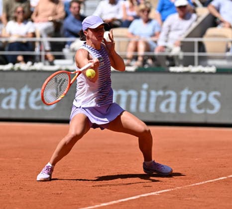 2026 French Open, Roland-Garros - Day 2 PARIS, FRANCE - MAY 25: Iga Swiatek of Poland in action against Emerson Jones (not seen) of Australia during the Women s Singles first round match on Day Two of the 2026 French Open at Roland Garros Stadium on May 25, 2026 in Paris, France. Mustafa Yalcin Anadolu Paris France. Editorial use only. Please get in touch for any other usage.  Copyright: x2026xAnadoluxMustafaxYalcinx