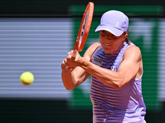 2026 French Open, Roland-Garros - Day 2 PARIS, FRANCE - MAY 25: Iga Swiatek of Poland in action against Emerson Jones (not seen) of Australia during the Women s Singles first round match on Day Two of the 2026 French Open at Roland Garros Stadium on May 25, 2026 in Paris, France. Mustafa Yalcin Anadolu Paris France. Editorial use only. Please get in touch for any other usage.  Copyright: x2026xAnadoluxMustafaxYalcinx