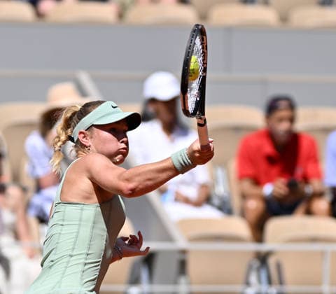 2026 French Open, Roland-Garros - Day 2 PARIS, FRANCE - MAY 25: Emerson Jones of Australia in action against Iga Swiatek (not seen) of Poland during the Women s Singles first round match on Day Two of the 2026 French Open at Roland Garros Stadium on May 25, 2026 in Paris, France. Mustafa Yalcin Anadolu Paris France. Editorial use only. Please get in touch for any other usage.  Copyright: x2026xAnadoluxMustafaxYalcinx