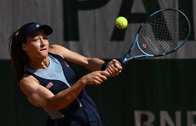 2026 French Open, Roland-Garros - Day 2 PARIS, FRANCE - MAY 25: Daria Kasatkina (not seen) of Australia in action against Zeynep Sonmez of Turkiye during the Women s Singles first round match on Day Two of the 2026 French Open at Roland Garros Stadium on May 25, 2026 in Paris, France. Burak Akbulut Anadolu Paris France. Editorial use only. Please get in touch for any other usage.  Copyright: x2026xAnadoluxBurakxAkbulutx