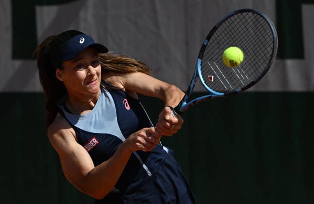 2026 French Open, Roland-Garros - Day 2 PARIS, FRANCE - MAY 25: Daria Kasatkina (not seen) of Australia in action against Zeynep Sonmez of Turkiye during the Women s Singles first round match on Day Two of the 2026 French Open at Roland Garros Stadium on May 25, 2026 in Paris, France. Burak Akbulut Anadolu Paris France. Editorial use only. Please get in touch for any other usage.  Copyright: x2026xAnadoluxBurakxAkbulutx