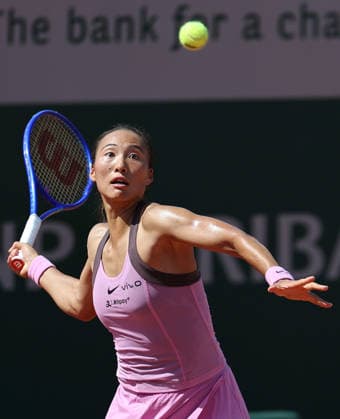(260525) -- PARIS, May 25, 2026 -- Zheng Qinwen hits a return during the women s singles first round match between Maja Chwalinska of Poland and Zheng Qinwen of China at the French Open tennis tournament at Roland Garros, Paris, France, May 25, 2026. ) (SP)FRANCE-PARIS-TENNIS-FRENCH OPEN-WOMEN S SINGLES-1ST ROUND WuxHuiwo 