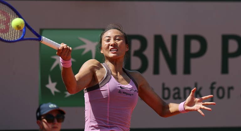 (260525) -- PARIS, May 25, 2026 -- Zheng Qinwen hits a return during the women s singles first round match between Maja Chwalinska of Poland and Zheng Qinwen of China at the French Open tennis tournament at Roland Garros, Paris, France, May 25, 2026. ) (SP)FRANCE-PARIS-TENNIS-FRENCH OPEN-WOMEN S SINGLES-1ST ROUND WuxHuiwo 