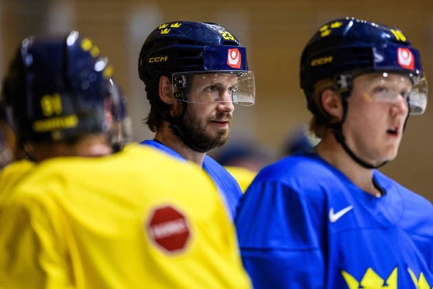 260525 Oliver Ekman Larsson of Sweden at a practice session during the 2026 IIHF Ice Hockey World Championship on May 25, 2026 in Fribourg Photo Jesper Zerman BILDBYRAN kod JZ JZ0728 ishockey ice hockey ishockey vm 2026 vm 2026 iihf world championship träning practice sverige sweden day 11 bbeng  Copyright: JESPERxZERMAN BB260525JZ017