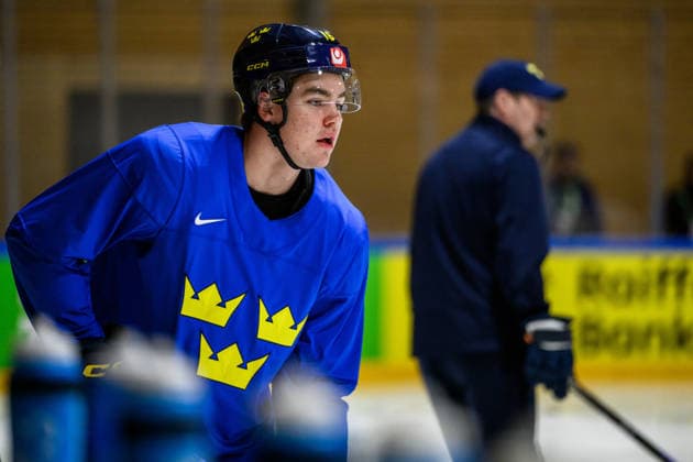260525 Anton Frondell of Sweden at a practice session during the 2026 IIHF Ice Hockey World Championship on May 25, 2026 in Fribourg Photo Jesper Zerman BILDBYRAN kod JZ JZ0728 ishockey ice hockey ishockey vm 2026 vm 2026 iihf world championship träning practice sverige sweden day 11 bbeng  Copyright: JESPERxZERMAN BB260525JZ023