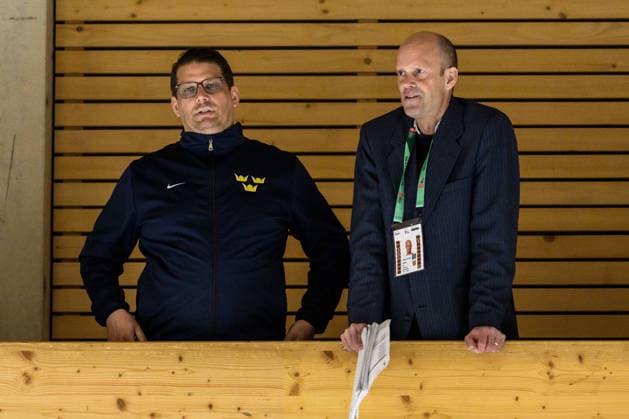260525 General manager Josef Boumedienne of Sweden and Mattias Ek from Hockeynews at a practice session during the 2026 IIHF Ice Hockey World Championship on May 25, 2026 in Fribourg Photo Jesper Zerman BILDBYRAN kod JZ JZ0728 ishockey ice hockey ishockey vm 2026 vm 2026 iihf world championship träning practice sverige sweden day 11 bbeng  Copyright: JESPERxZERMAN BB260525JZ024