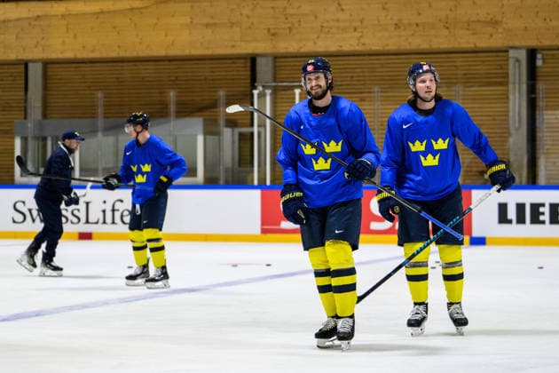 260525 Oliver Ekman Larsson and Oscar Sundqvist of Sweden at a practice session during the 2026 IIHF Ice Hockey World Championship on May 25, 2026 in Fribourg Photo Jesper Zerman BILDBYRAN kod JZ JZ0728 ishockey ice hockey ishockey vm 2026 vm 2026 iihf world championship träning practice sverige sweden day 11 bbeng  Copyright: JESPERxZERMAN BB260525JZ028