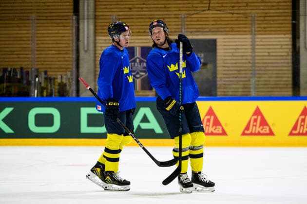 260525 Anton Frondell and Oscar Sundqvist of Sweden at a practice session during the 2026 IIHF Ice Hockey World Championship on May 25, 2026 in Fribourg Photo Jesper Zerman BILDBYRAN kod JZ JZ0728 ishockey ice hockey ishockey vm 2026 vm 2026 iihf world championship träning practice sverige sweden day 11 bbeng  Copyright: JESPERxZERMAN BB260525JZ035