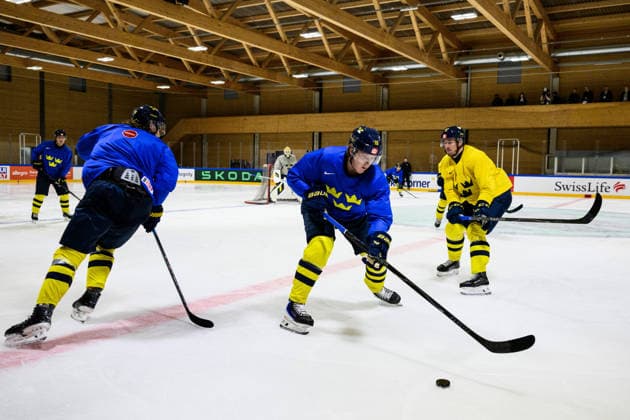 260525 Simon Holmström of Sweden at a practice session during the 2026 IIHF Ice Hockey World Championship on May 25, 2026 in Fribourg Photo Jesper Zerman BILDBYRAN kod JZ JZ0728 ishockey ice hockey ishockey vm 2026 vm 2026 iihf world championship träning practice sverige sweden day 11 bbeng  Copyright: JESPERxZERMAN BB260525JZ048