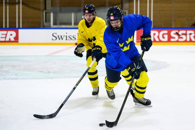 260525 Tim Heed and Viggo Björck of Sweden at a practice session during the 2026 IIHF Ice Hockey World Championship on May 25, 2026 in Fribourg Photo Jesper Zerman BILDBYRAN kod JZ JZ0728 ishockey ice hockey ishockey vm 2026 vm 2026 iihf world championship träning practice sverige sweden day 11 bbeng  Copyright: JESPERxZERMAN BB260525JZ049