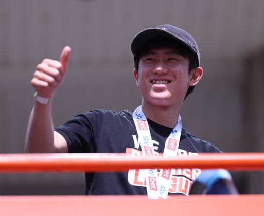 Hull Bus Parade YÅ« Hirakawa of Hull City on one of the buses outside the MKM Stadium before the Hull City Bus Parade on the streets of Hull, England after being promoted to the Premier League in the Sky Bet Championship Play-Off Final on Saturday 23rd May 2026. 25 05 2026 UK Newspapers OUT Copyright: xAndyxSumnerx FIL-23472-0059