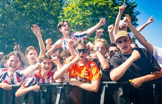 TILBURG - Willem II supporters during the celebration on the Heuvel in the city center. The club was promoted to the Eredivisie by defeating FC Volendam in the play-off final. IRIS VAN DEN BROEK ANP xVIxANPxSportx xxANPxIVx 559321467 originalFilename: 559321467.jpg