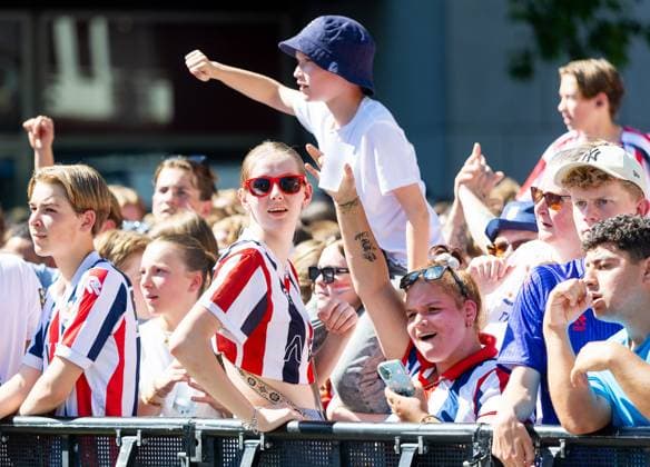 TILBURG - Willem II supporters during the celebration on the Heuvel in the city center. The club was promoted to the Eredivisie by defeating FC Volendam in the play-off final. IRIS VAN DEN BROEK ANP xVIxANPxSportx xxANPxIVx 559321718 originalFilename: 559321718.jpg