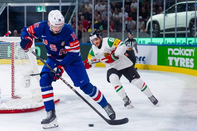 ZURICH, SWITZERLAND - MAY 25: Peter Vincze (Hungary, 61) in the battle for the puck with Mason Lohrei (United States, 16) during the Preliminary Round - Group A Match 47 between United States and Hungary at the IIHF Ice hockey, Eishockey World Championship, WM, Weltmeisterschaft 2026, Swiss Life Arena on May 25, 2026 in Zurich, Switzerland. Zurich Switzerland Copyright: xTimoxSteinx
