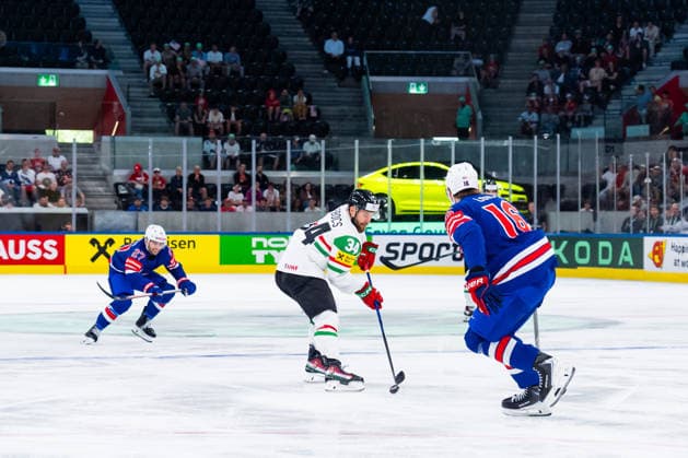ZURICH, SWITZERLAND - MAY 25: Sam Lafferty (United States, 18) in the battle for the puck with Istvan Terbocs (Hungary, 34) during the Preliminary Round - Group A Match 47 between United States and Hungary at the IIHF Ice hockey, Eishockey World Championship, WM, Weltmeisterschaft 2026, Swiss Life Arena on May 25, 2026 in Zurich, Switzerland. Zurich Switzerland Copyright: xTimoxSteinx