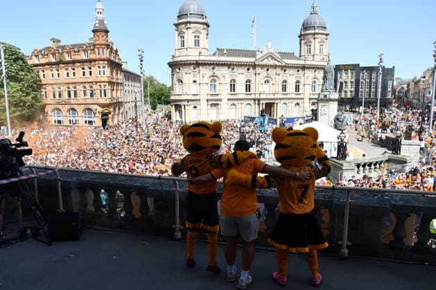 Hull City Civic Reception Hull City fans at Queen Victoria Squares waiting for the open top bus ride celebrating Play Off Final victory and promotion to the Premier League for Hull City at the MKM Stadium, Kingston upon Hull, UK on 25 May 2026. Kingston upon Hull MKM Stadium East Riding of Yorkshire UK Editorial use only , Copyright: xIanxLyallx PSI-24338-0024