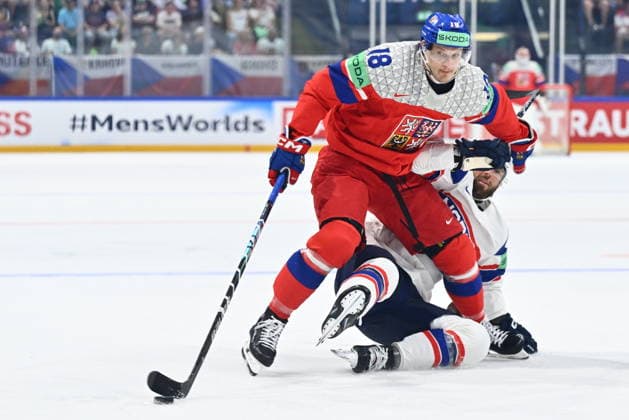 From left Dominik Kubalik of Czech Republic and Noah Steen of Norway in action during the IIHF World Championship, WM, Weltmeisterschaft Group B match Czech Republic vs Norway on May 25, 2026, Fribourg, Switzerland. (CTKxPhoto RadekxPetrasek) CTKPhotoP2026052505373  CTKPhotoP2026052505373