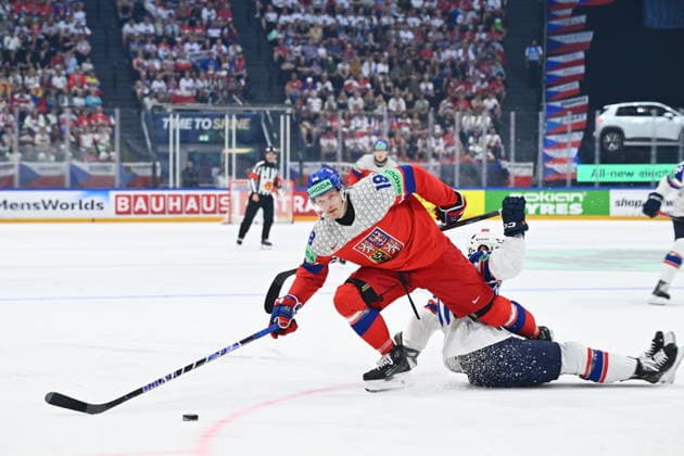 From left Dominik Kubalik of Czech Republic and Noah Steen of Norway in action during the IIHF World Championship, WM, Weltmeisterschaft Group B match Czech Republic vs Norway on May 25, 2026, Fribourg, Switzerland. (CTKxPhoto RadekxPetrasek) CTKPhotoP2026052505393  CTKPhotoP2026052505393
