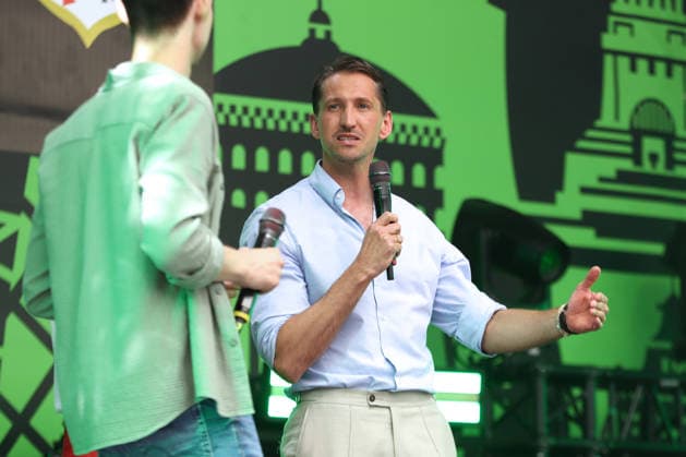UEFA Conference League Finale: Fan-Festival auf dem Marktplatz Leipzig, 25.05.26 UEFA Conference League-Botschafter RenÃ Adler beim Talk auf der Bühne. Fan-Festival auf dem Marktplatz Leipzig, anlässlich des UEFA Conference League Finals, 25.05.26. *** UEFA Conference League Final Fan Festival on the Leipzig market square, 25 05 26 UEFA Conference League ambassador RenÃ Adler talking on stage at the Fan Festival on the Leipzig market square, on the occasion of the UEFA Conference League Final, 25 05 26 Copyright: xBEAUTIFULxSPORTS JanxKaeferx