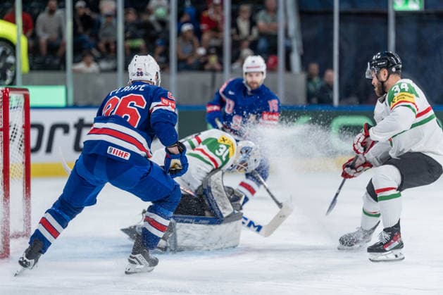 25 05 2026, Zurich, Swiss Life Arena, Ice Hockey World Championships USA Hungary, 26 Max Plante United States , 30 goalkeeper Adam Vay Hungary Zurich Swiss Life Arena Zurich Switzerland Copyright: xJustPictures.ch StefanxEmchx jp-de-StEm-DSC0011120260525
