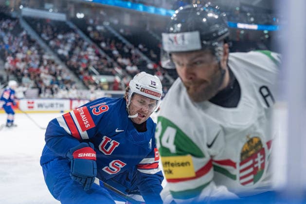 25 05 2026, Zurich, Swiss Life Arena, Ice Hockey World Championships USA Hungary, 19 Matthew Tkachuk United States , 34 Istvan Terbocs Hungary Zurich Swiss Life Arena Zurich Switzerland Copyright: xJustPictures.ch StefanxEmchx jp-de-StEm-DSC0013720260525