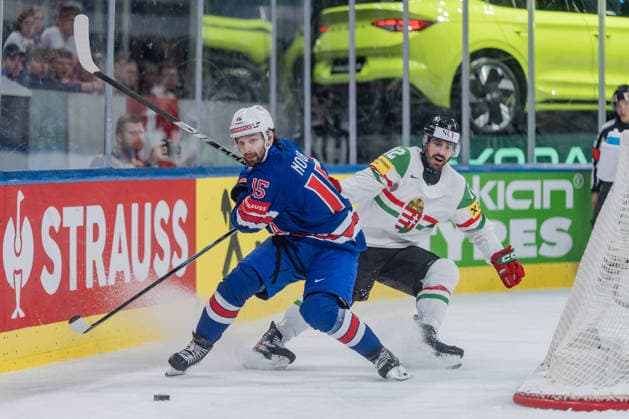 25 05 2026, Zurich, Swiss Life Arena, Ice Hockey World Championships USA Hungary, 15 Tommy Novak United States , 12 Bence Stipsicz Hungary Zurich Swiss Life Arena Zurich Switzerland Copyright: xJustPictures.ch StefanxEmchx jp-de-StEm-DSC0062820260525