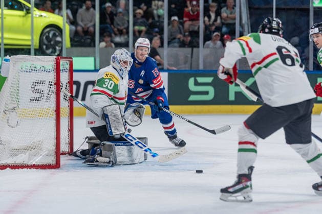 25 05 2026, Zurich, Swiss Life Arena, Ice Hockey World Championships USA Hungary, 30 goalkeeper Adam Vay Hungary , 19 Matthew Tkachuk United States Zurich Swiss Life Arena Zurich Switzerland Copyright: xJustPictures.ch StefanxEmchx jp-de-StEm-DSC0067620260525