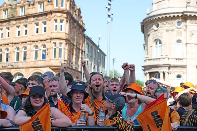 Hull Bus Parade Hull City fans on the parade route during the Hull City Bus Parade on the streets of Hull, England after being promoted to the Premier League in the Sky Bet Championship Play-Off Final on Saturday 23rd May 2026. 25 05 2026 UK Newspapers OUT Copyright: xAndyxSumnerx FIL-23472-0083