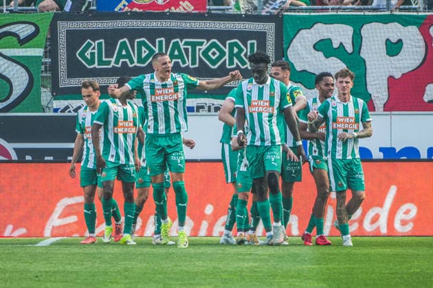 Football Austria, Admiral Bundesliga European Cup Playoff Final ECL 2025 2026, SK Rapid Vienna vs SV Oberbank Ried Allianz Stadium Weststadion, Vienna Hütteldorf Rapid players cheer after Jakob Maximilian Schöllers goal to give SK Rapid Vienna a 1-0 lead Copyright: xLukasxBierederx