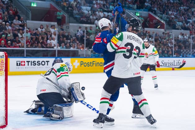 ZURICH, SWITZERLAND - MAY 25: Milan Horvath (Hungary, 33) and Max Sasson (United States, 63) in fight, Adam Vay (Hungary, 30 catching the puck during the Preliminary Round - Group A Match 47 between United States and Hungary at the IIHF Ice hockey, Eishockey World Championship, WM, Weltmeisterschaft 2026, Swiss Life Arena on May 25, 2026 in Zurich, Switzerland. Zurich Switzerland Copyright: xTimoxSteinx