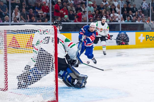 ZURICH, SWITZERLAND - MAY 25: Isaac Howard (United States, 22) shooting at the goal of Adam Vay (Hungary, 30) during the Preliminary Round - Group A Match 47 between United States and Hungary at the IIHF Ice hockey, Eishockey World Championship, WM, Weltmeisterschaft 2026, Swiss Life Arena on May 25, 2026 in Zurich, Switzerland. Zurich Switzerland Copyright: xTimoxSteinx