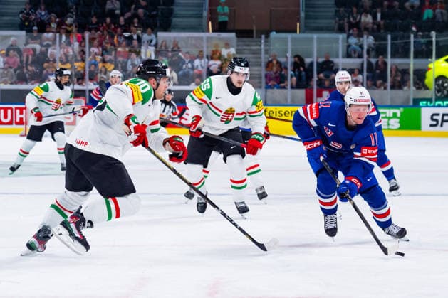 ZURICH, SWITZERLAND - MAY 25: Zsombor Garat (Hungary, 70) in the battle for the puck with Oliver Moore (United States, 11) during the Preliminary Round - Group A Match 47 between United States and Hungary at the IIHF Ice hockey, Eishockey World Championship, WM, Weltmeisterschaft 2026, Swiss Life Arena on May 25, 2026 in Zurich, Switzerland. Zurich Switzerland Copyright: xTimoxSteinx