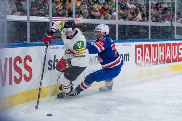 25 05 2026, Zurich, Swiss Life Arena, Ice Hockey World Championships USA Hungary, 21 Kristof Papp Hungary , 75 Connor Clifton United States Zurich Swiss Life Arena Zurich Switzerland Copyright: xJustPictures.ch StefanxEmchx jp-de-StEm-DSC0118120260525