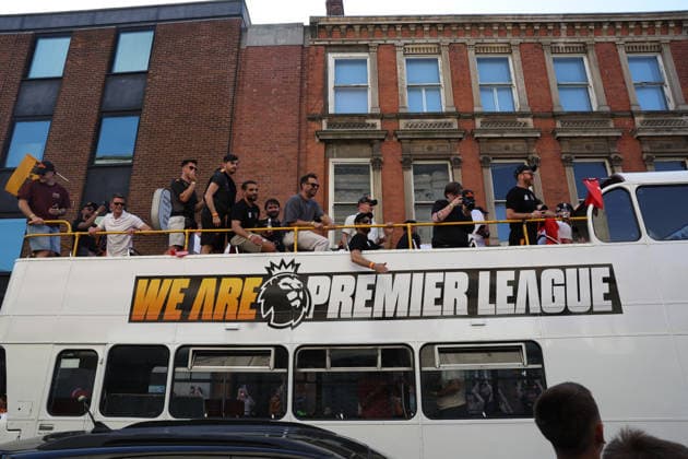 Hull Bus Parade Hull City fans welcome the buses on the parade route during the Hull City Bus Parade on the streets of Hull, England after being promoted to the Premier League in the Sky Bet Championship Play-Off Final on Saturday 23rd May 2026. 25 05 2026 UK Newspapers OUT Copyright: xAndyxSumnerx FIL-23472-0113