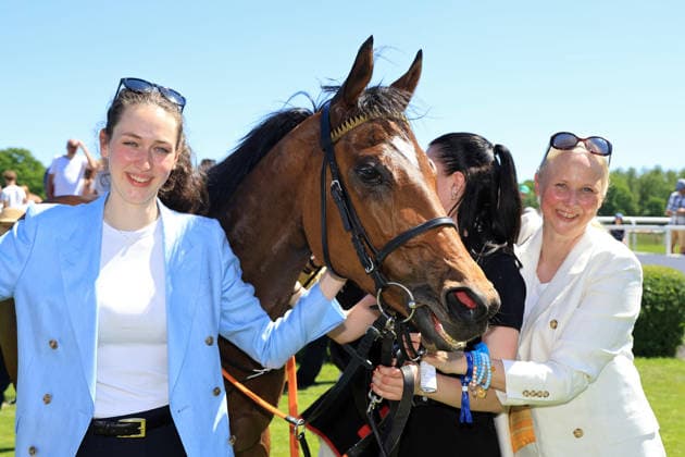 25 05 2026, Hanover, Lower Saxony, GER Dallas with trainer Alicia Baum left and mother Julia after the victory Hanover racecourse, Neue Bult 260525D973HANNOVER JPG