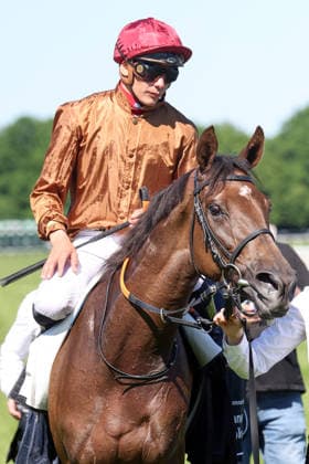 25 05 2026, Hanover, Lower Saxony, GER Alpenveilchen with Bauyrzhan Murzabayev after the victory Hanover racecourse, Neue Bult 260525D983HANNOVER JPG