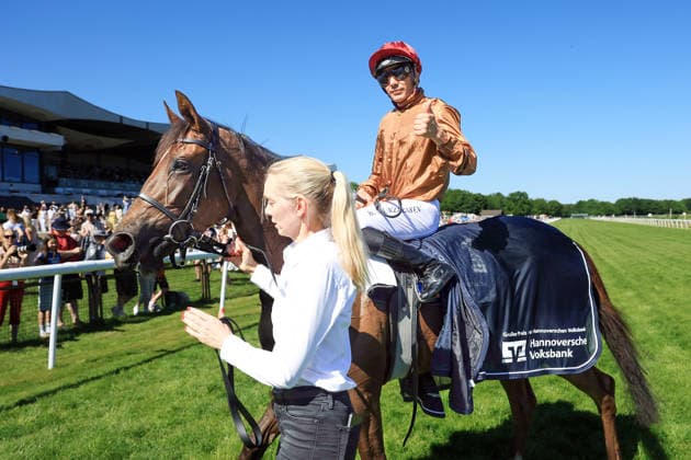 25 05 2026, Hanover, Lower Saxony, GER Alpenveilchen with Bauyrzhan Murzabayev after the victory Hanover racecourse, Neue Bult 260525D983HANNOVER JPG