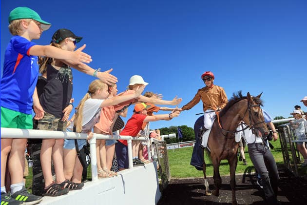 25 05 2026, Hanover, Lower Saxony, GER Alpenveilchen with Bauyrzhan Murzabayev after the victory Hanover racecourse, Neue Bult 260525D983HANNOVER JPG