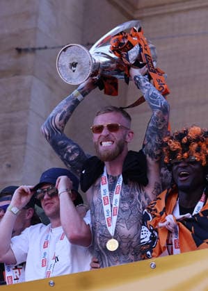 Hull Bus Parade Oli McBurnie of Hull City lifts the Sky Bet Championship Play-Off Final Trophy at City Hall during the Hull City Bus Parade on the streets of Hull, England after being promoted to the Premier League in the Sky Bet Championship Play-Off Final on Saturday 23rd May 2026. 25 05 2026 UK Newspapers OUT Copyright: xAndyxSumnerx FIL-23472-0119
