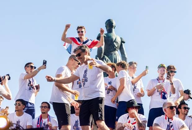 TILBURG - The Willem II players cheer on coach John Stegeman during the celebration on the Heuvel in the city center. The club was promoted to the Eredivisie by defeating FC Volendam in the play-off final. IRIS VAN DEN BROEK ANP xVIxANPxSportx xxANPxIVx 559327975 originalFilename: 559327975.jpg