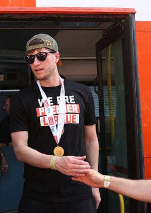 Hull Bus Parade Paddy McNair of Hull City steps off the bus during the Hull City Bus Parade on the streets of Hull, England after being promoted to the Premier League in the Sky Bet Championship Play-Off Final on Saturday 23rd May 2026. 25 05 2026 UK Newspapers OUT Copyright: xAndyxSumnerx FIL-23472-0129