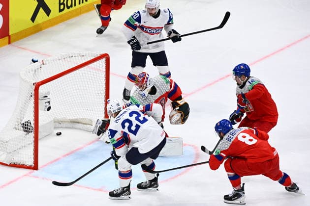 Martin Ronnild of Norway scores a goal during the IIHF World Championship, WM, Weltmeisterschaft Group B match Czech Republic vs Norway on May 25, 2026, Fribourg, Switzerland. At center is goalkeeper Dominik Pavlat of Czech Republic. (CTKxPhoto RadekxPetrasek) CTKPhotoP2026052506131  CTKPhotoP2026052506131