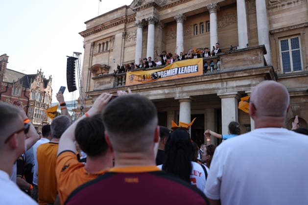 Hull Bus Parade Hull City players celebrate at City Hall during the Hull City Bus Parade on the streets of Hull, England after being promoted to the Premier League in the Sky Bet Championship Play-Off Final on Saturday 23rd May 2026. 25 05 2026 UK Newspapers OUT Copyright: xAndyxSumnerx FIL-23472-0163