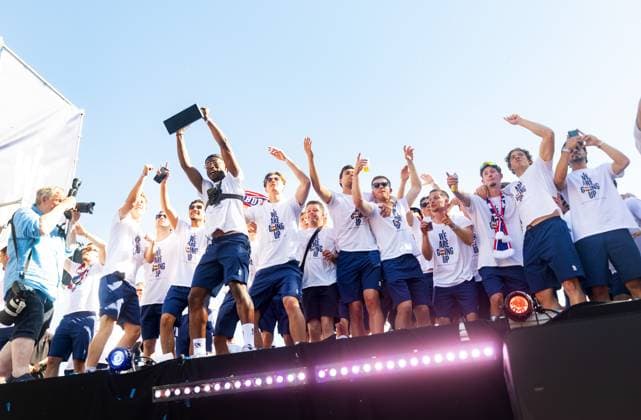 TILBURG - The Willem II players during the celebration on the Heuvel in the city center. The club was promoted to the Eredivisie by defeating FC Volendam in the play-off final. IRIS VAN DEN BROEK ANP xVIxANPxSportx xxANPxIVx 559329698 originalFilename: 559329698.jpg