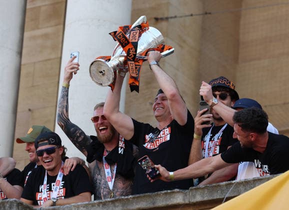 Hull Bus Parade Hull City Manager Sergej JakiroviÄ‡ lifts the Sky Bet Championship Play-Off final trophy at City Hall during the Hull City Bus Parade on the streets of Hull, England after being promoted to the Premier League in the Sky Bet Championship Play-Off Final on Saturday 23rd May 2026. 25 05 2026 UK Newspapers OUT Copyright: xAndyxSumnerx FIL-23472-0188