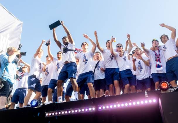 TILBURG - The Willem II players during the celebration on the Heuvel in the city center. The club was promoted to the Eredivisie by defeating FC Volendam in the play-off final. IRIS VAN DEN BROEK ANP xVIxANPxSportx xxANPxIVx 559330037 originalFilename: 559330037.jpg