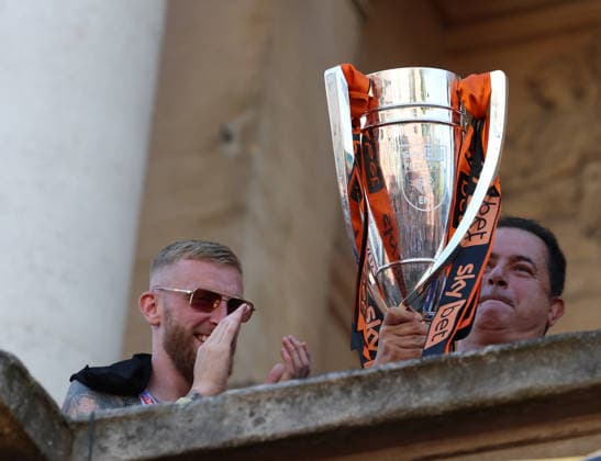 Hull Bus Parade Hull City Owner Acun IlÄ±calÄ± lifts the Sky Bet Championship Play Off Final Trophy at City Hall during the Hull City Bus Parade on the streets of Hull, England after being promoted to the Premier League in the Sky Bet Championship Play-Off Final on Saturday 23rd May 2026. 25 05 2026 UK Newspapers OUT Copyright: xAndyxSumnerx FIL-23472-0202