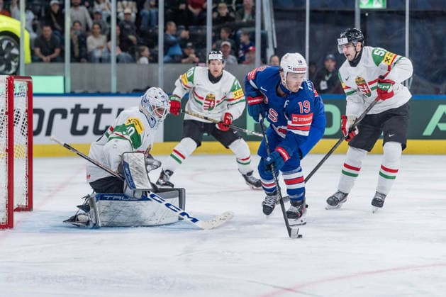 25 05 2026, Zurich, Swiss Life Arena, Ice Hockey World Championships USA Hungary, 19 Matthew Tkachuk United States , 30 goalkeeper Adam Vay Hungary Zurich Swiss Life Arena Zurich Switzerland Copyright: xJustPictures.ch StefanxEmchx jp-de-StEm-DSC0148420260525