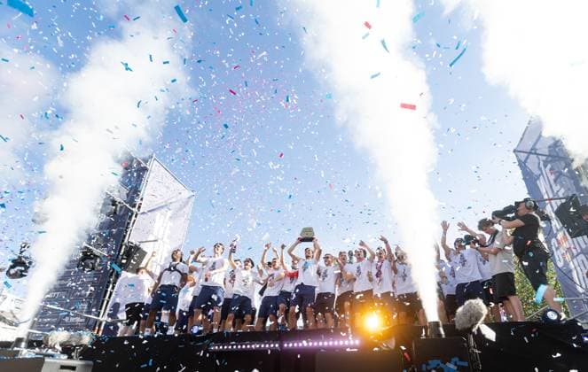 TILBURG - The Willem II players during the celebration on the Heuvel in the city center. The club was promoted to the Eredivisie by defeating FC Volendam in the play-off final. IRIS VAN DEN BROEK ANP xVIxANPxSportx xxANPxIVx 559330849 originalFilename: 559330849.jpg